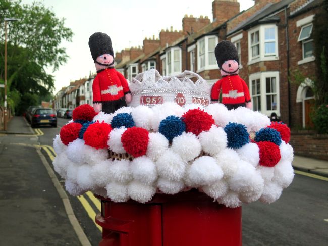 Pillar box with knitted decoration